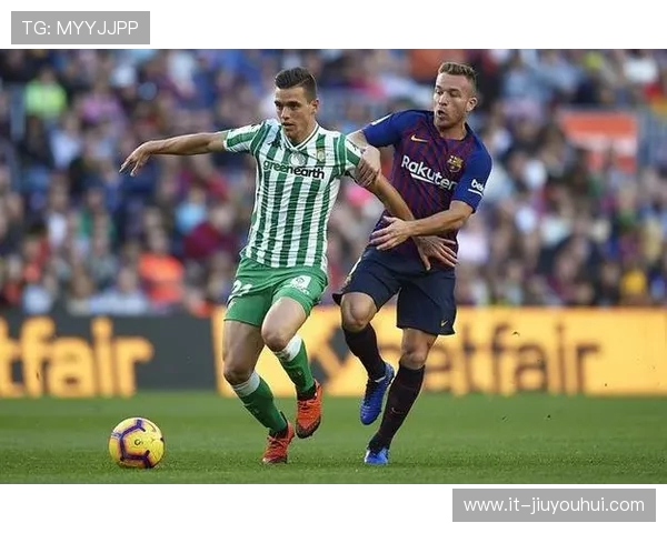 边路突破技巧解析 如何通过精准运用速度和变化突破防守球员